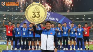 Dấu ấn SEA Games 33: HLV Kim Sang-sik nhận tấm huy chương vàng đặc biệt làm từ 33 chỉ vàng thật