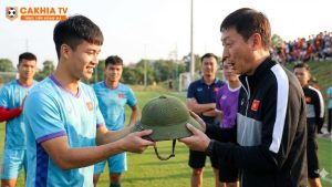 Hành động gây sốt: Hình ảnh Đình Bắc tặng mũ cối cho HLV Kim Sang-sik lan truyền mạnh mẽ trên mạng xã hội